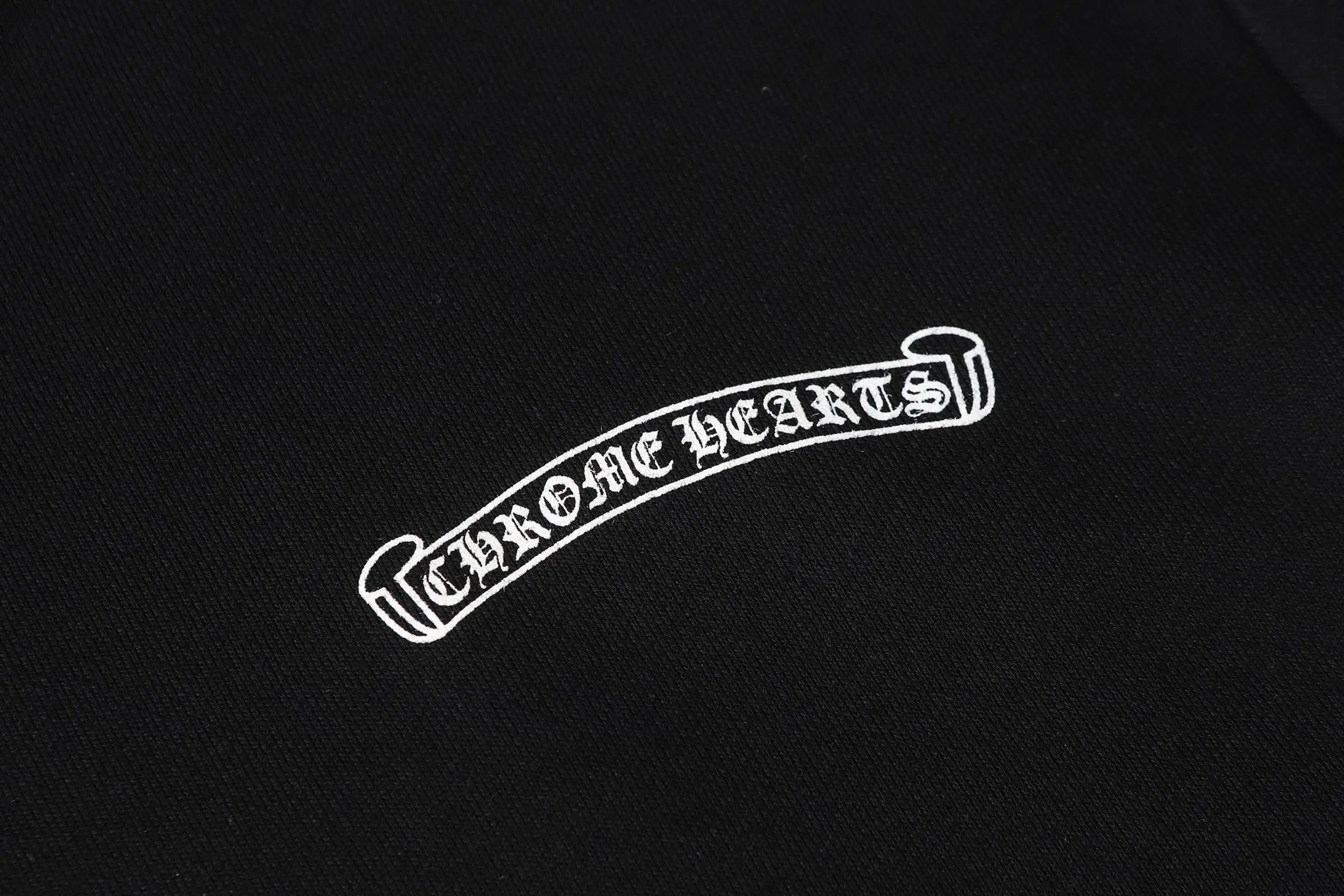 P240 3124 cross-border running quantity model. If you are pursuing quality, please do not place an order. -Chrome Hearts/Chrome Hearts colorful Sanskrit printed hooded sweatshirt -High weight, high density and high quality. The wool is soft, delicate and skin-friendly. It feels soft and silky. It has excellent warmth and skin-friendly properties. -Size: S M L XL